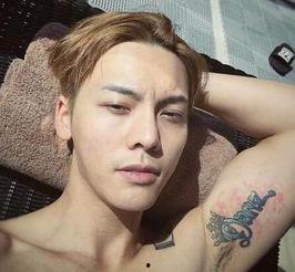 明星网红羽毛纹身图片男,男生时尚潮流新宠