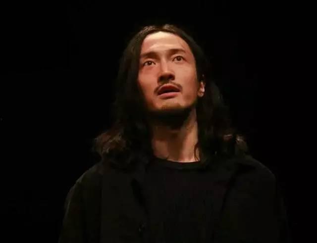 明星网红抽烟吗男的,揭秘男明星网红的吸烟之谜