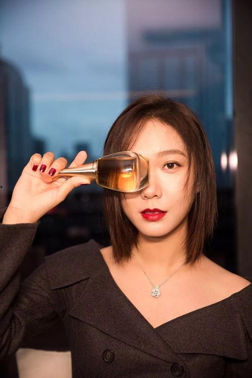 迪奥明星网红是谁啊,她是谁，为何成为时尚界焦点？