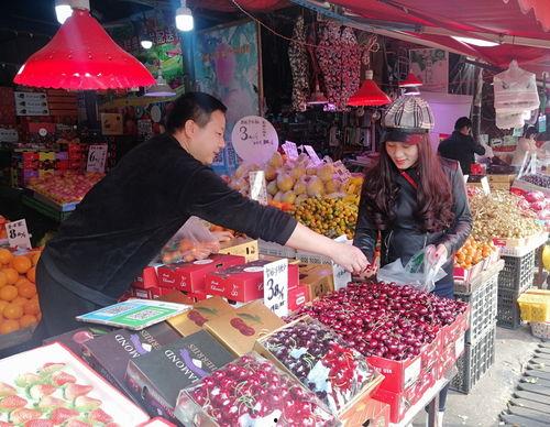 今日红星水果市场哈密瓜,甘甜滋味，夏日清凉新宠