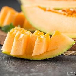 新疆今日哈密瓜行情,今日新鲜上市，价格走俏，抢购热潮来袭