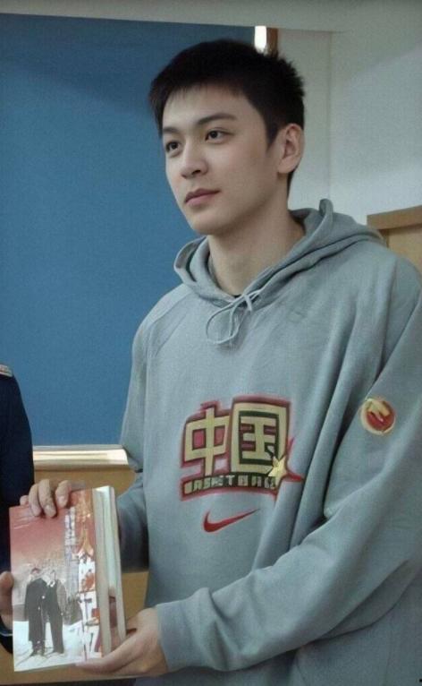 明星网红小鲜肉照片高清,高清照片下的明星网红魅力解析